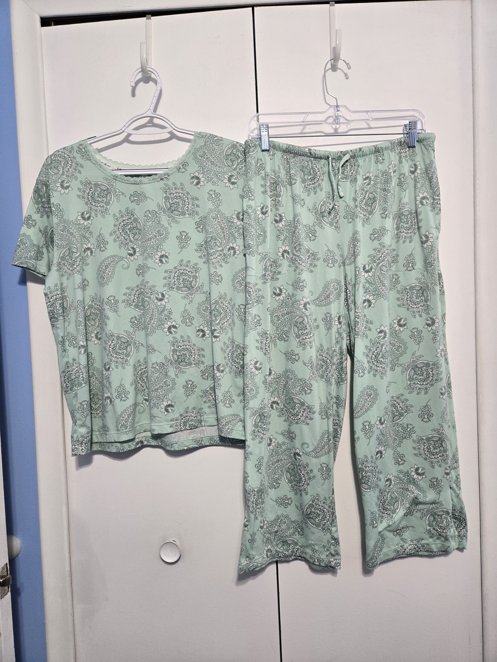 Flora Nikrooz Pajama Set M Sage Green Paisley Capri Pants Pockets Lace